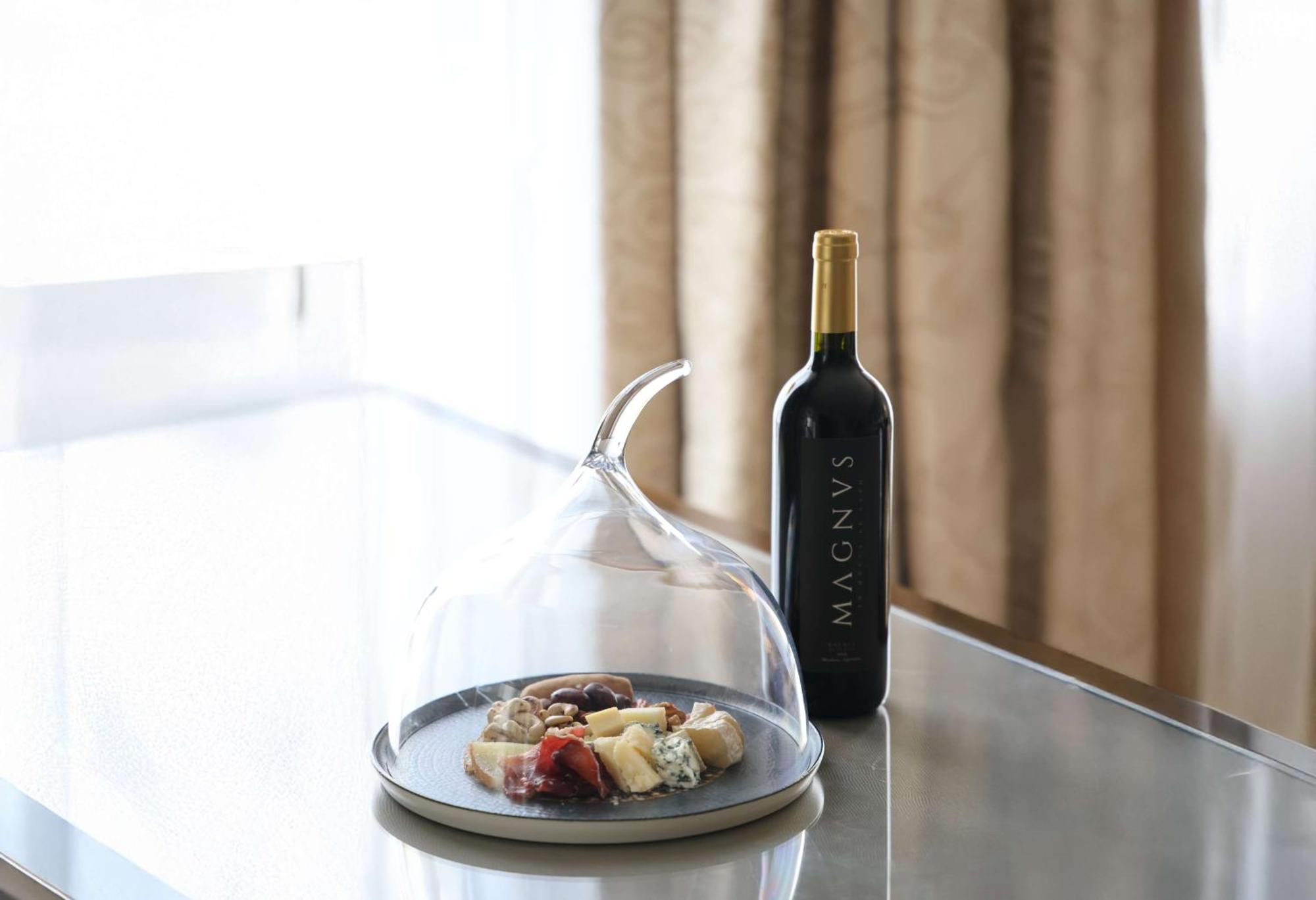 Bristol Panama, A Registry Collection Hotel Exteriér fotografie A wine decanter