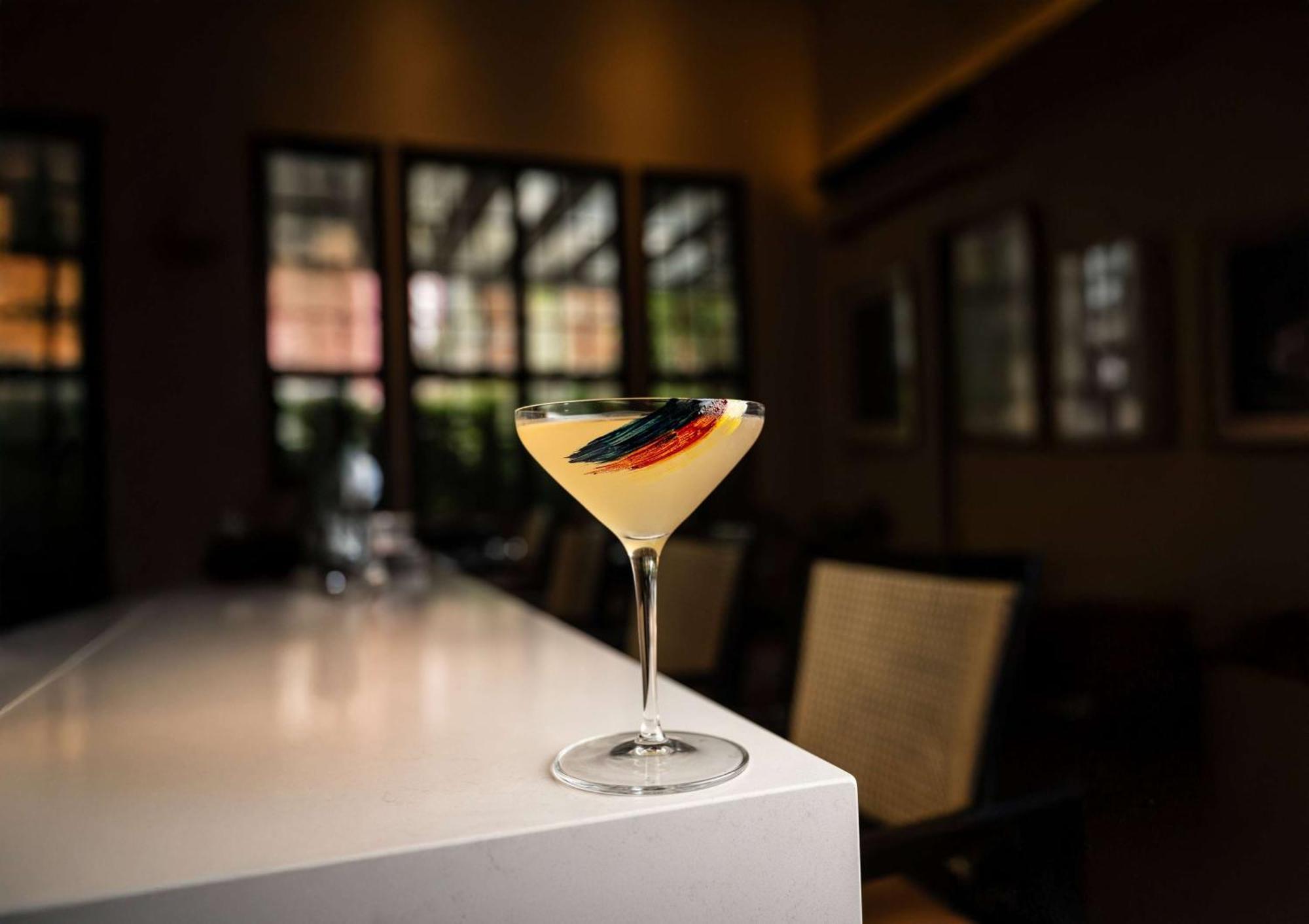 Bristol Panama, A Registry Collection Hotel Exteriér fotografie A cocktail at the bar